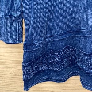 Blue 1/4 sleeve length shirt